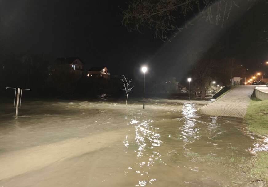 (FOTO) Šetalište neprohodno: Popularna banjalučka plaža potopljena, Vrbas nosi granje i mulj