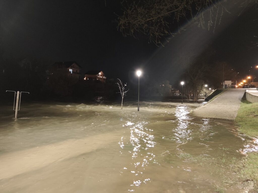 (FOTO) Šetalište neprohodno: Popularna banjalučka plaža potopljena, Vrbas nosi granje i mulj