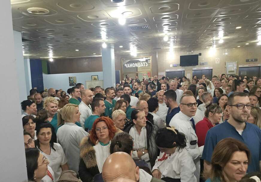 (FOTO) Sindikalci se sastali sa Šobotom: Odlučeno ko će u UKC dobiti ZDRAVSTVENI DODATAK i kome će biti priznat fakultet   