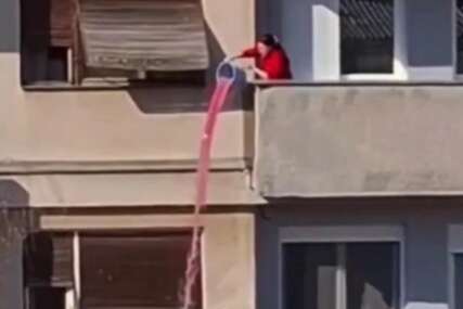 (VIDEO) Kamera snimila nezapamćen bezobrazluk: Žena izručila punu kofu OVE tečnosti da terase