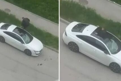 (VIDEO) NEVJEROVATNE SCENE Muškarac uništavao automobil, pa propao kroz krov