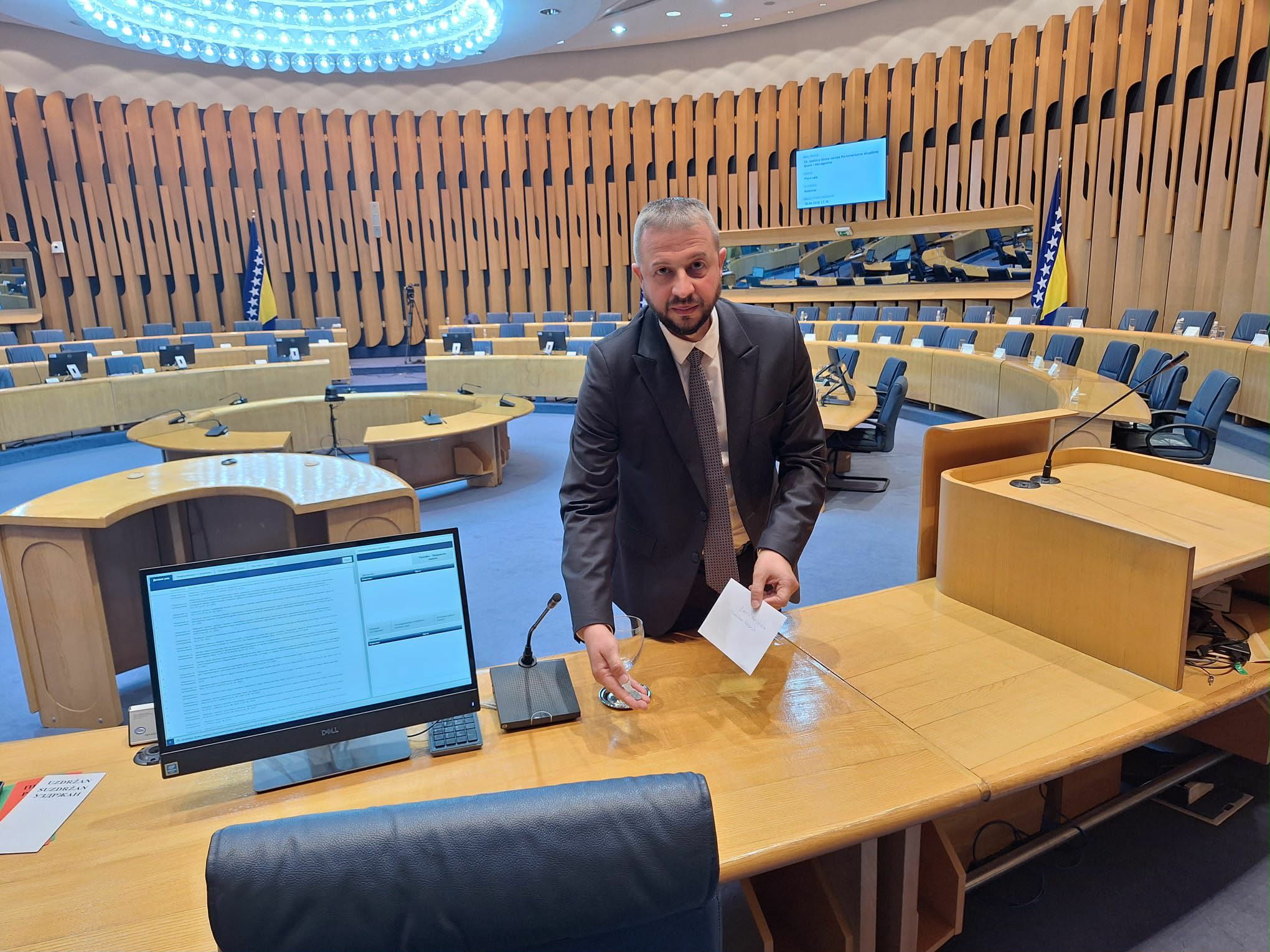 Želimir Nešković dao 5 KM za Nikolu Špirića