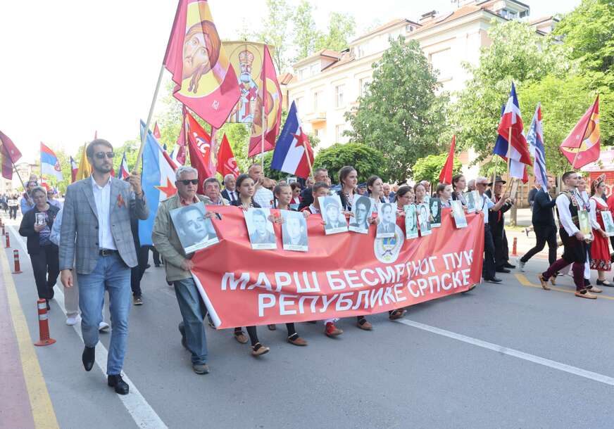 (VIDEO, FOTO) Učesnici nose fotografije predaka: MARŠOM "BESMRTNOG PUKA" počelo obilježavanje Dana pobjede nad fašizmom