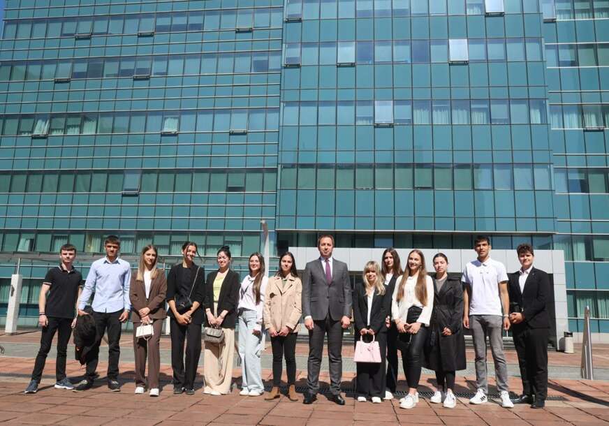 (FOTO) Podržao organizaciju maturske večeri: Ministar Selak pružio podršku najboljim maturantima svih srednjih škola na području Banjaluke