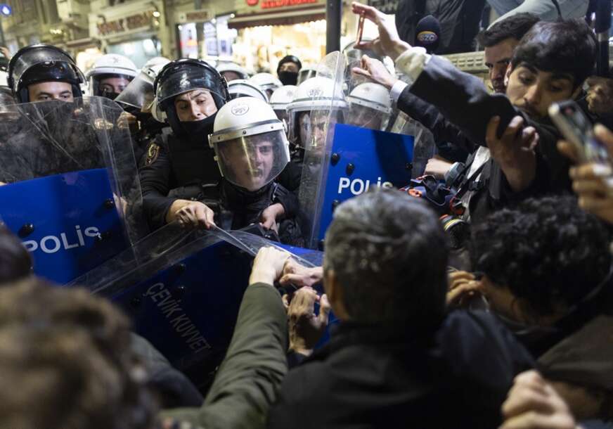 Sukobi u Istanbulu: Policija upotrijebila suzavac i vodene topove protiv demonstranata