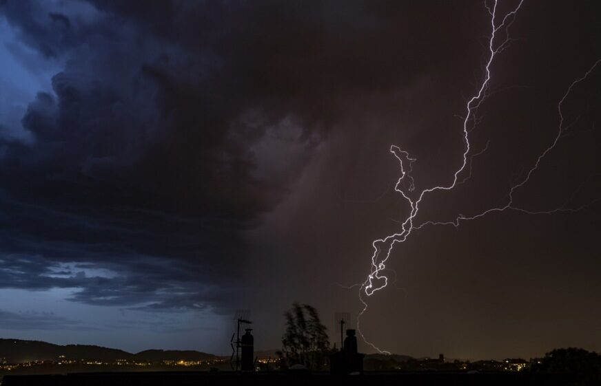 Hrvatsku očekuje SNAŽNO NEVRIJEME: Upaljen narandžasti meteoalarm zbog oluja, grada i obilne kiše