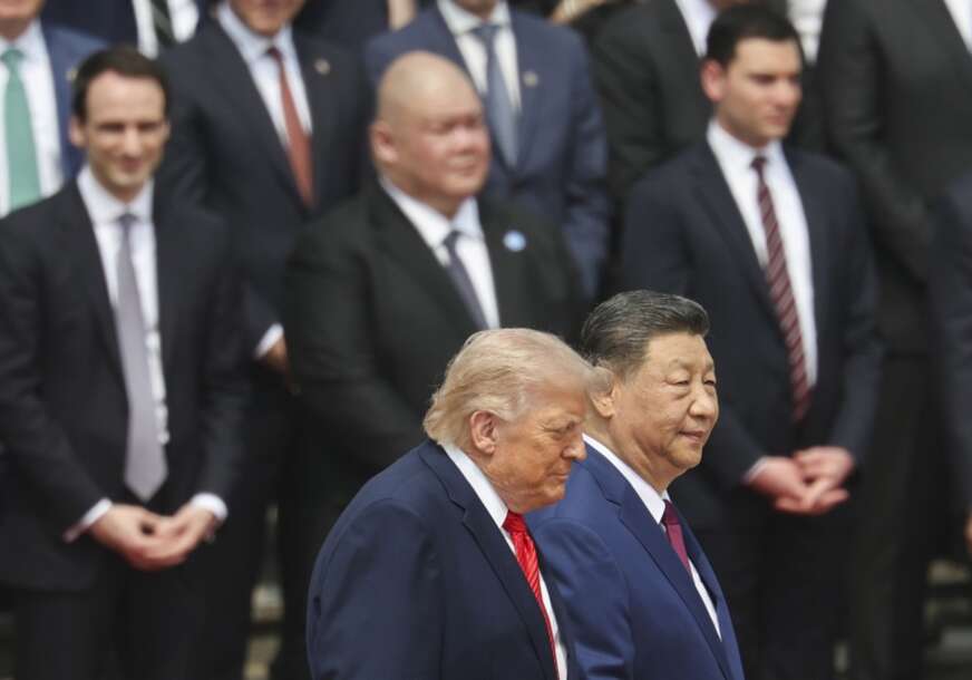 "Ništa iz Kine ne smije u avion" Nevjerovatna scena u Pekingu, američko osoblje SVE BACILO U KANTU