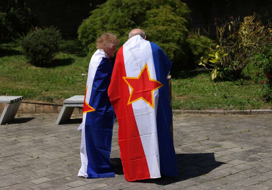 (FOTO) "I danas mi ista takva stoji na zidu" Ne žale pare da kupe predmet koji je IMALA SVAKA KUHINJA u Jugoslaviji