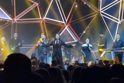(FOTO) CECA NAPRAVILA SPEKTAKL Prepuna hala, publika je dočekala gromoglasnim aplauzom