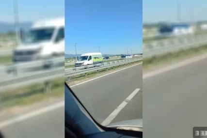 (FOTO) Autobus pun putnika sletio sa puta: Šoferšajbna potpuno smrskana, LJUDI U PANICI bježali iz vozila