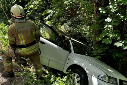 (FOTO) Teška nesreća na Kozari: Automobil završio u provaliji, vatrogasci na terenu