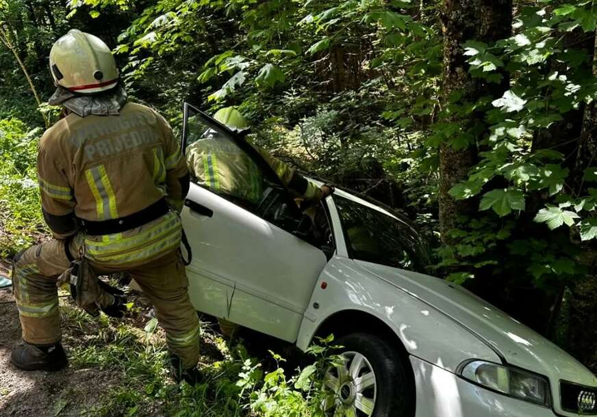 (FOTO) Teška nesreća na Kozari: Automobil završio u provaliji, vatrogasci na terenu