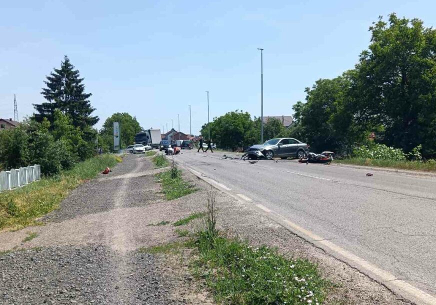Žestok sudar kod Gradiške: Učestvovali automobil i motocikl, saobraćaj obustavljen