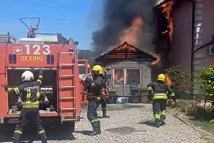 (FOTO) Vatrogasci na terenu: Izbio požar na pomoćnom objektu pored kuće