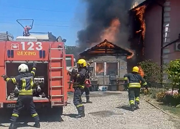 (FOTO) Vatrogasci na terenu: Izbio požar na pomoćnom objektu pored kuće