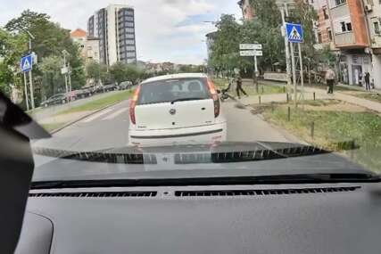 (UZNEMIRUJUĆI VIDEO) Ljudi ne dišu dok ovo gledaju: Majka sa bebom prelazila ulicu, kad je naišao automobil, tragedija izbjegnuta pukom srećom