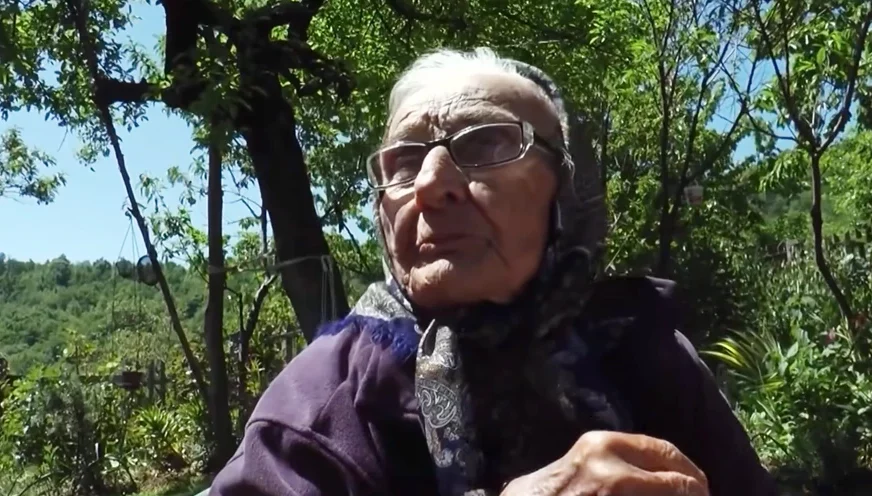 (FOTO) "AKO MI SE SMUČI, PADNEM PA NASTAVIM DALJE" Baka Milanka iz okoline Čačka ima 100 članova porodice, otkrila tajnu dugovječnosti