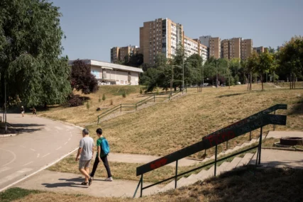 "Vukao ih je za ruku, po zemlji, djeca su vrištala" Usred dana muškarac POKUŠAO DA OTME 2 djevojčice