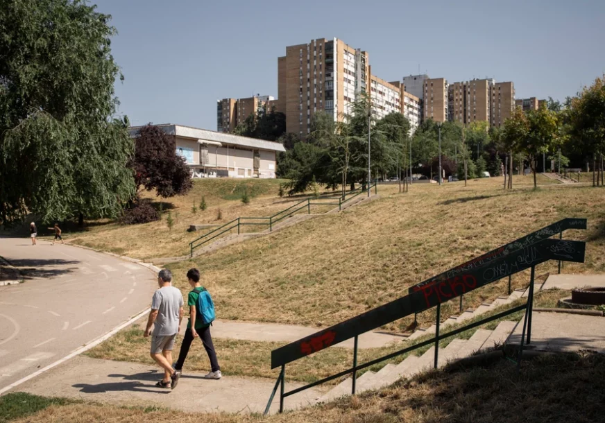 "Vukao ih je za ruku, po zemlji, djeca su vrištala" Usred dana muškarac POKUŠAO DA OTME 2 djevojčice