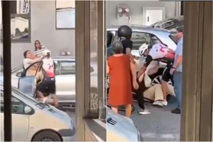 (UZNEMIRUJUĆI SNIMAK) BICIKLISTA KRVNIČKI UDARA ŽENU Širi se jeziv video, muškarac pesničio djevojku na sred ulice, pa pobjegao