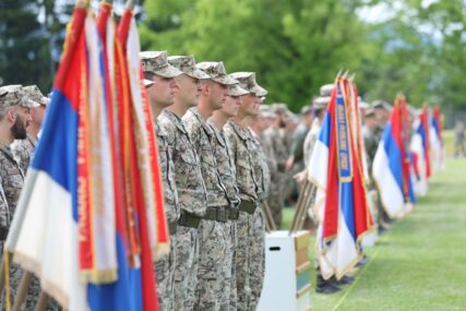 (VIDEO, FOTO) Služen parastos i položeni vijenci: U kasarni "Kozara" obilježavanje Dana Vojske Republike Srpske