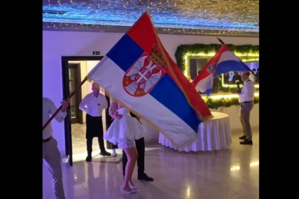 (VIDEO) "Ne vjerujem koliko zadrtih ljudi ima" Na svadbi u Dubrovniku se zavijorile srpska i hrvatska zastava, mladoženja odmah morao da reaguje