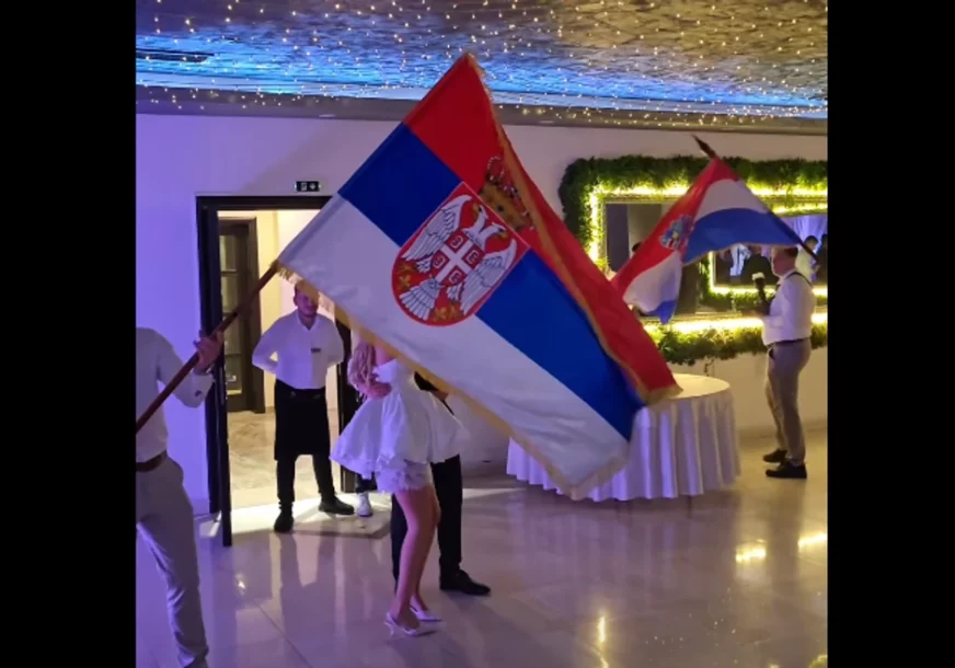 (VIDEO) "Ne vjerujem koliko zadrtih ljudi ima" Na svadbi u Dubrovniku se zavijorile srpska i hrvatska zastava, mladoženja odmah morao da reaguje