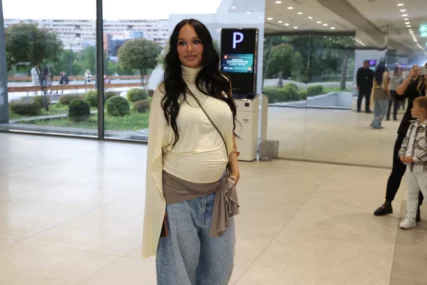 (FOTO) Blista u 7. mjesecu trudnoće: Trudna Edita Aradinović stigla kod Nućija na promociju, progovorila o odnosu sa sestrom