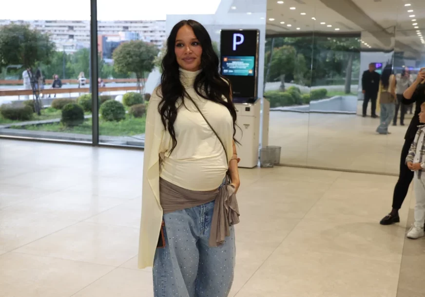 (FOTO) Blista u 7. mjesecu trudnoće: Trudna Edita Aradinović stigla kod Nućija na promociju, progovorila o odnosu sa sestrom