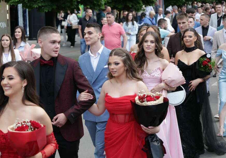 (VIDEO, FOTO) Blistavi osmjesi i razigrana mladost: Maturska ČAROLIJA učenika Elektrotehničke škole