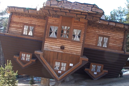 (FOTO) Neobična atrakcija u Poljskoj: Kuća naopačke i muzej na otvorenom koji privlači posjetioce iz cijelog svijeta