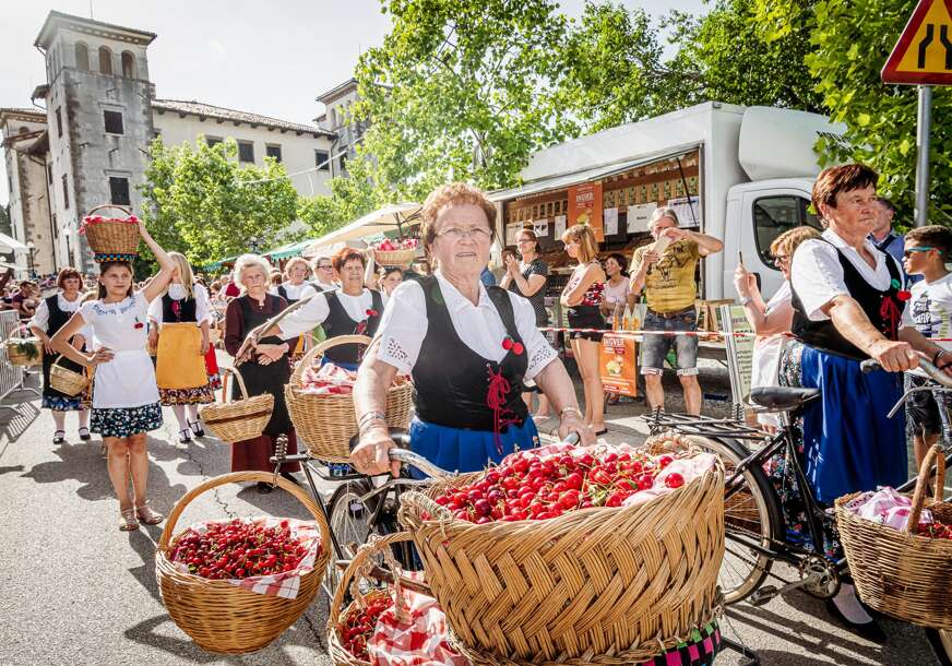 (FOTO) Mirisne, slatke, KRALJICE festivala: U slovenačkoj Toskani ambijent bajkovit, a TREŠNJE jeftinije nego u Banjaluci