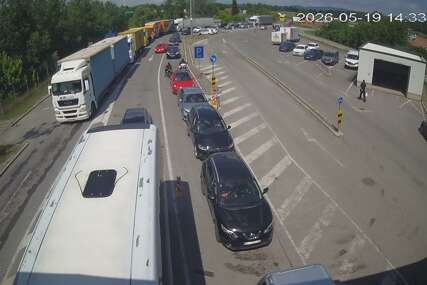 Duga više od 2 kilometra: Kolona kamiona pred Graničnim prelazom Donja Gradina