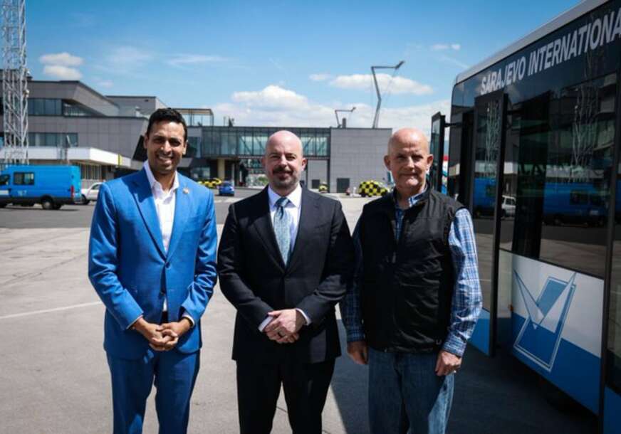 (FOTO) Američka kongresna delegacija u posjeti BiH: Ginkel dočekao Selfa i Subramanjama na sarajevskom aerodromu