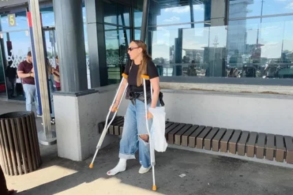 (FOTO) GOGA SEKULIĆ NA AERODROMU SA ŠTAKAMA Otkrila detalje nezgode, evo koji joj kolega pomaže