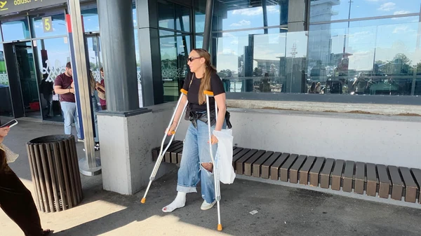 (FOTO) GOGA SEKULIĆ NA AERODROMU SA ŠTAKAMA Otkrila detalje nezgode, evo koji joj kolega pomaže