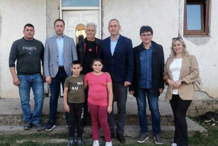 Selak obišao socijalno ugroženu porodicu Borojević u Novom Gradu: Obezbijediću priključak za električnu energiju
