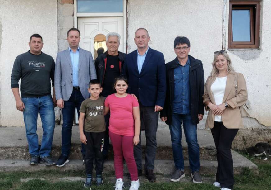 Selak obišao socijalno ugroženu porodicu Borojević u Novom Gradu: Obezbijediću priključak za električnu energiju