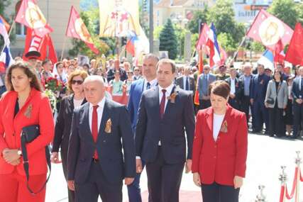(FOTO) Selak u maršu „Besmrtnog puka“: Simbol pobjede slobode nad zlom i OPOMENA da se fašizam nikad više ne smije ponoviti