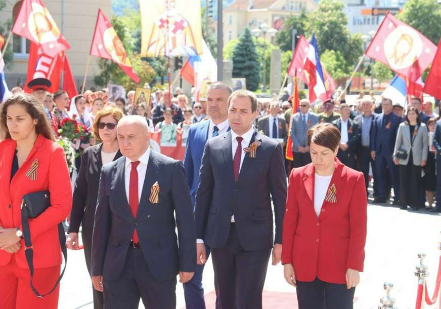 (FOTO) Selak u maršu „Besmrtnog puka“: Simbol pobjede slobode nad zlom i OPOMENA da se fašizam nikad više ne smije ponoviti