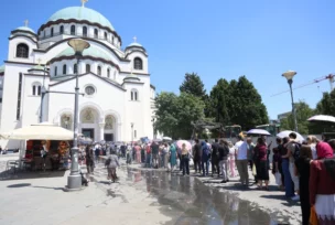 red vjernika ispred hrama svetog save