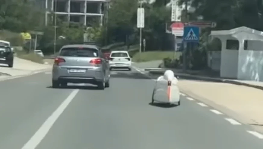 (VIDEO) "Je l' ovo pužomobil" Neobično vozilo snimljeno u Herceg Novom ostavilo čitav region u nevjerici