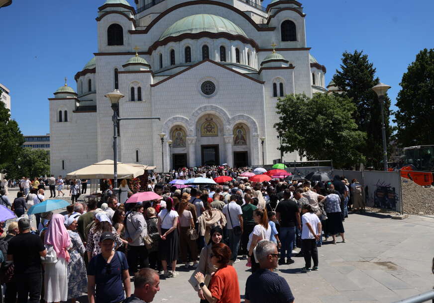 (VIDEO) Nepregledna kolona vjernika: Građani čekaju po 6 sati ispred hrama da dodirnu najveću pravoslavnu relikviju