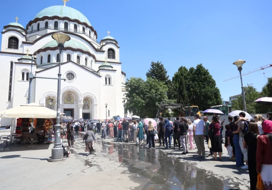 Redovi ne jenjavaju: Pojasu Presvete Bogorodice poklonilo se skoro 580.000 ljudi