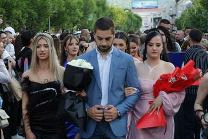 (VIDEO, FOTO) Defile mladosti i ljepote: Maturanti Tehnološke škole ulaze u NOĆ KOJU ĆE PAMTITI