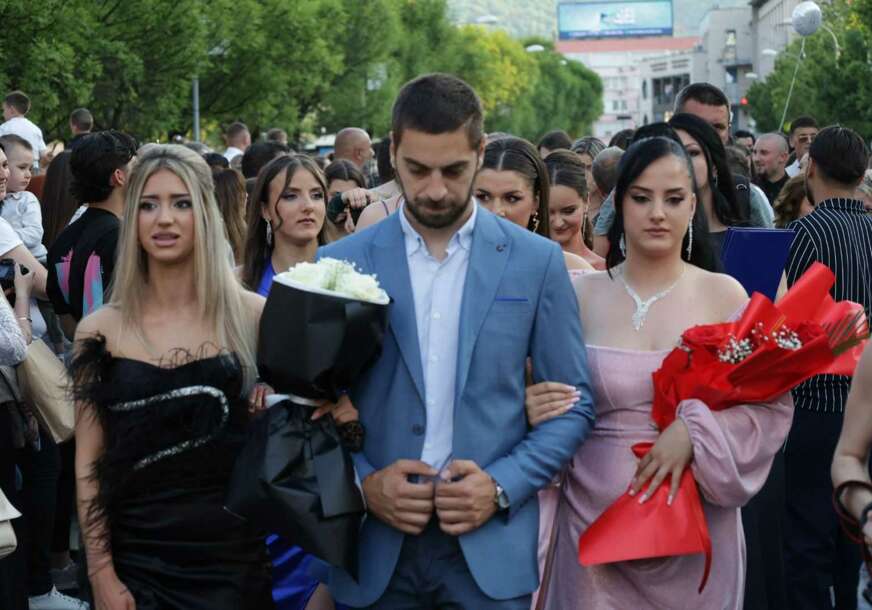 (VIDEO, FOTO) Defile mladosti i ljepote: Maturanti Tehnološke škole ulaze u NOĆ KOJU ĆE PAMTITI