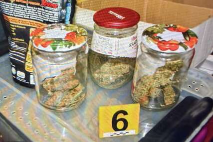 (FOTO) UHAPŠEN BANJALUČANIN Policija pronašla više od kilogram marihuane i opremu za vještački uzgoj indijske konoplje