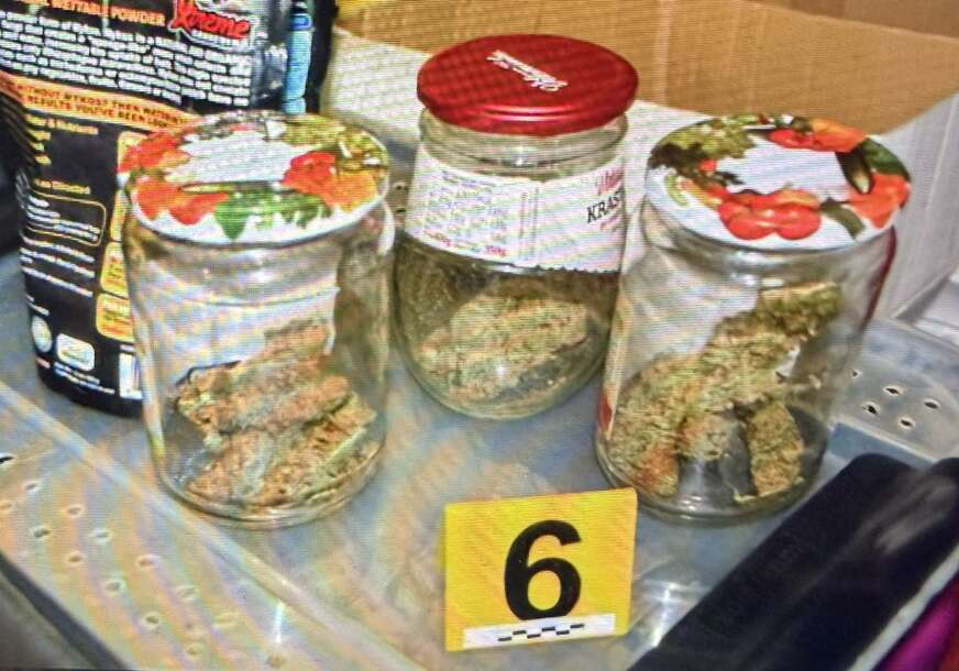 (FOTO) UHAPŠEN BANJALUČANIN Policija pronašla više od kilogram marihuane i opremu za vještački uzgoj indijske konoplje