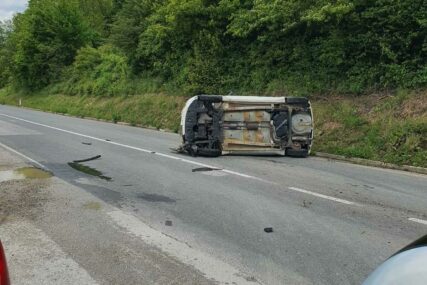 Saobraćajka kod Prijedora: Automobil se prevrnuo na bok