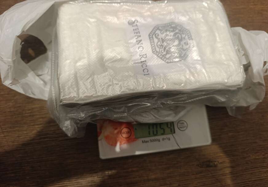 (FOTO) Akcija "Hamer" u Zvorniku: Uhapšen muškarac, u "mercedesu" pronađen KILOGRAM KOKAINA